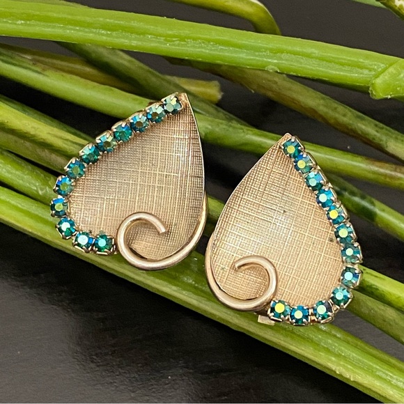 Vintage Unsigned Inverted Heart Light Gold-tone with AB Crystals Clip Earrings - Picture 4 of 14